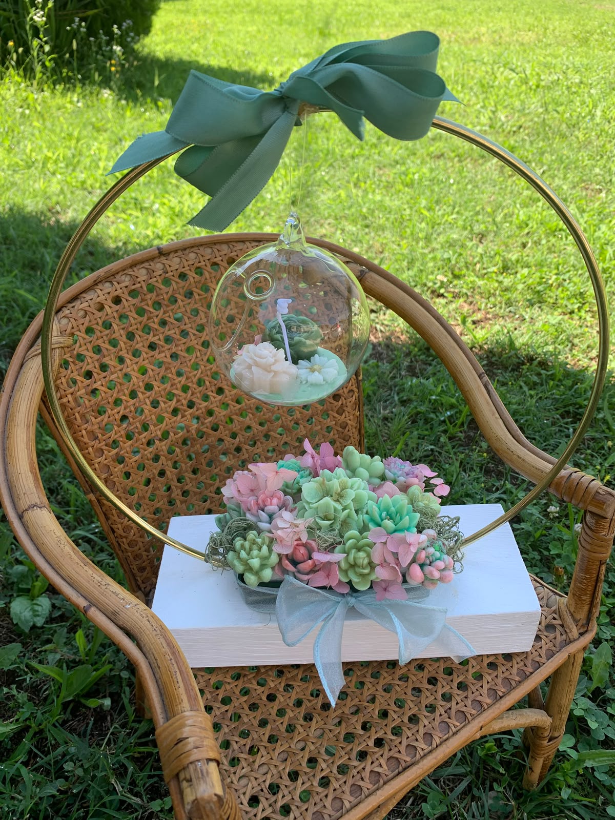 Composizione di candele succulente Ducandle's su sedia in vimini